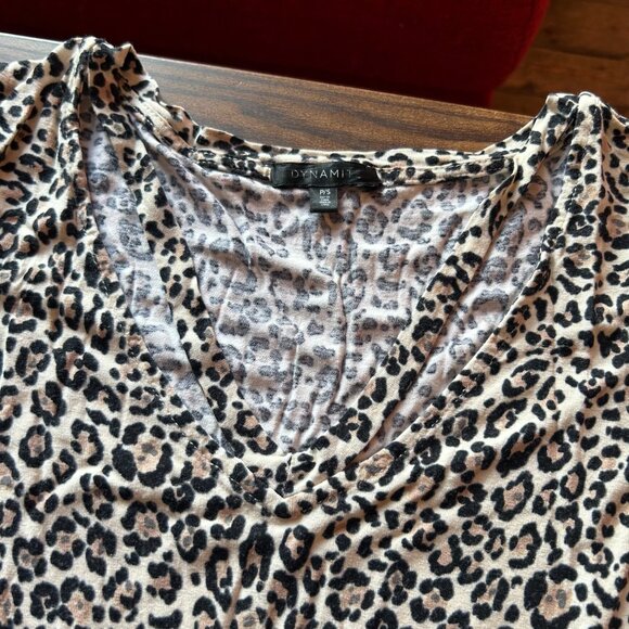 Dynamite Leopard print, V neck, short sleeve top - Picture 5 of 7